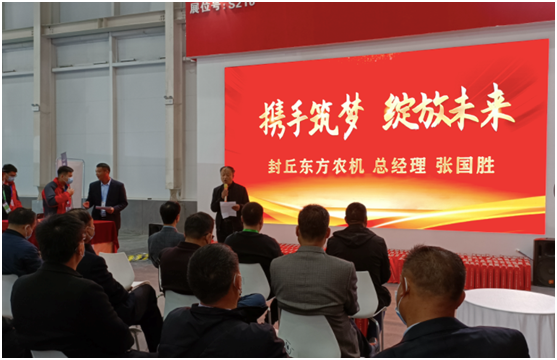 “中國紅、紅動中國”-鄭州中聯(lián)閃耀國際農(nóng)機展
