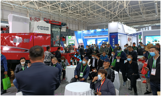 “中國紅、紅動中國”-鄭州中聯(lián)閃耀國際農(nóng)機展