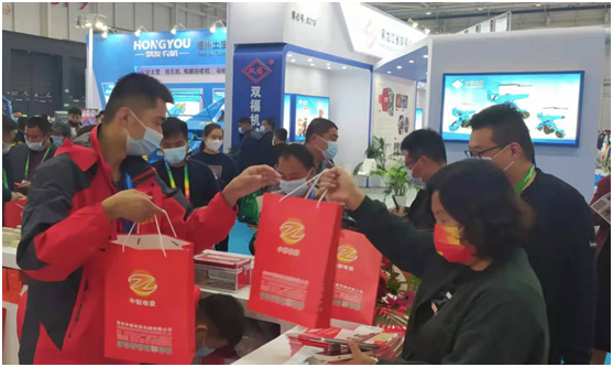 “中國紅、紅動中國”-鄭州中聯(lián)閃耀國際農(nóng)機展