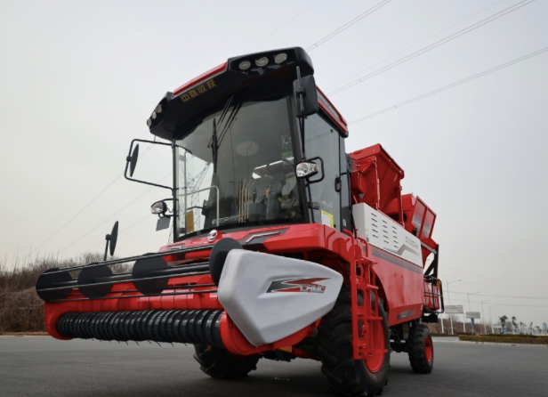 農(nóng)資老板:“這次買對(duì)了”——中聯(lián)收獲花生機(jī) 61-1.png