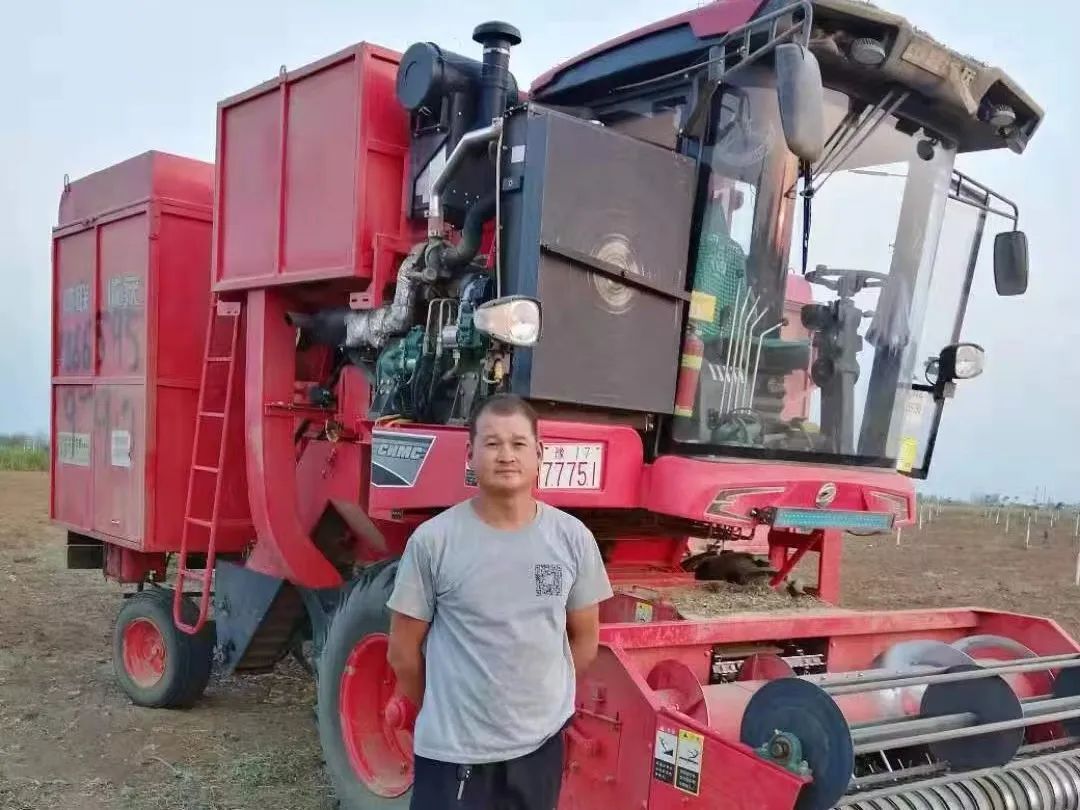 崔海:我?guī)е新?lián)收獲車(chē)隊(duì)收花生 811.jpg