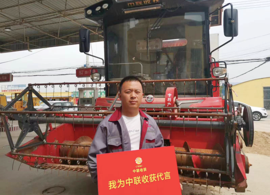 有三臺挖掘機的董老板為何轉(zhuǎn)型開收割機？收的都是現(xiàn)錢！(圖1)